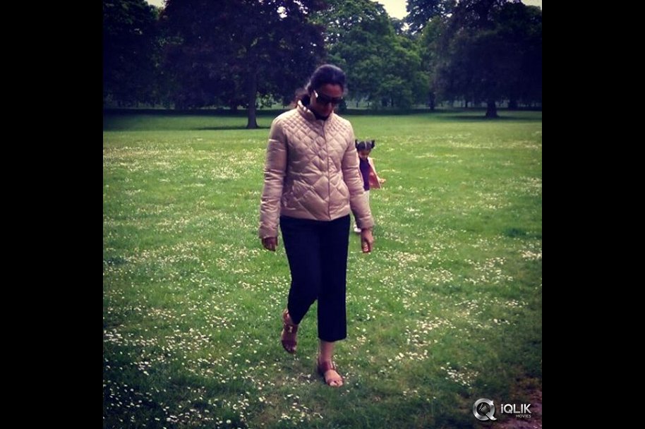 Mahesh-Babu-Family-London-Trip-Photos